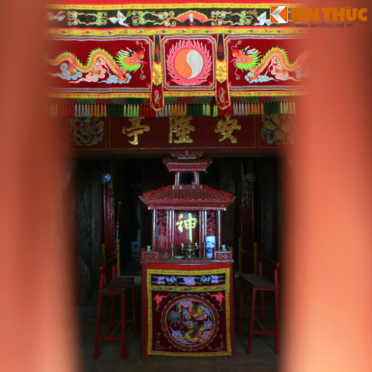 Trong đình có các bàn thờ cô hồn, kiệu rước thần chủ, chiêng, trống, hương án ở tiền đường, bàn thờ Tam hoàng Ngũ đế, Ngũ vị tiên nương, Chúa Ngung man nương, tiền hiền, hậu hiền ở chính điện, bàn thờ Thiên Y A Na ở hậu tẩm.