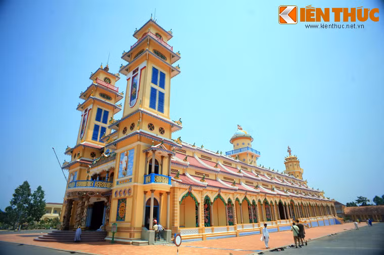 Tòa thánh Tây Ninh (Thị trấn Hòa Thành, Tây Ninh) là một công trình lịch sử nổi tiếng của khu vực Nam Bộ.