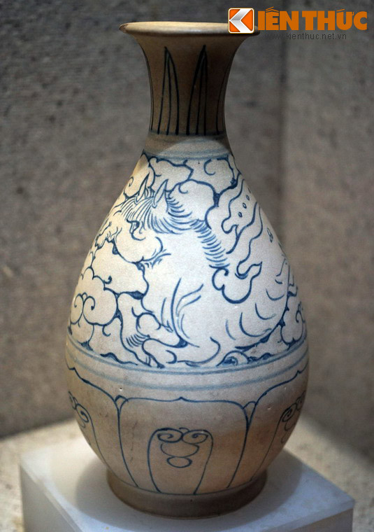 Hình Pegasus (ngựa có cánh) trên bình gốm hoa lam thời Lê sơ, thế kỷ 15. Pegasus là ngựa thần biểu tượng cho sự thông thái trong văn hóa phương Tây, được truyền vào Việt Nam từ thời Lê sơ (thế kỷ 15) trên đồ gốm xuất khẩu thông qua đặt hàng của thương nhân phương Tây.