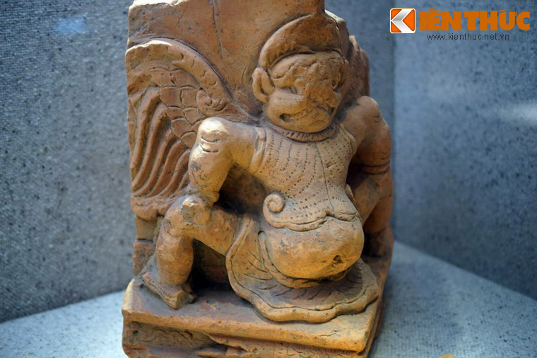 Hình Garuda trên mảnh tháp bằng đất nung, thời Lý, thế kỷ 11 - 13. Garuda là loài chim thần có nguồn gốc từ Ấn Độ, được tạo hình như người - chim, tượng trưng cho sức mạnh và chân lý. Ở Việt Nam, Garuda được du nhập từ Champa vào nghệ thuật Phật giáo thời Lý đến thời Mạc.