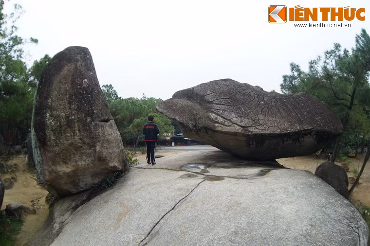 Từ hai hình tượng này, dân gian đã đặt tên cho cụm đá là hòn Trống Mái.