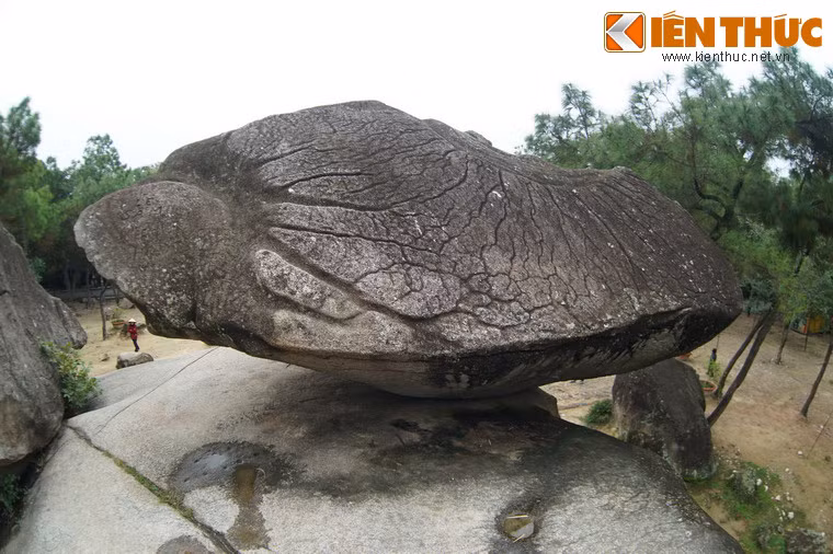 Phía sau "tác phẩm sắp đặt" độc đáo này còn có một câu chuyện thần tiên được lưu truyền từ đời này qua đời khác.