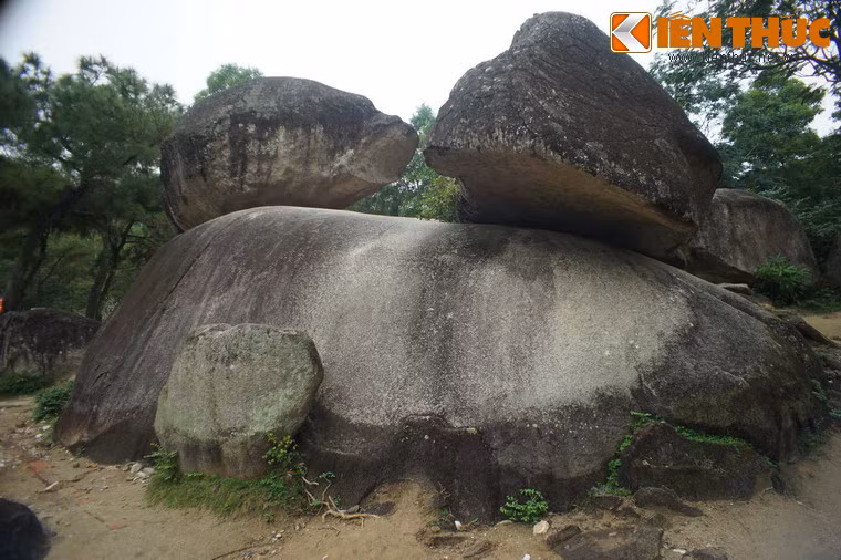 Một hòn có đầu nhọn nằm chồng lên trên tảng đá đế giống như hình dáng con gà trống. Hòn đối diện thì nhỏ hơn, được ví như con gà mái.