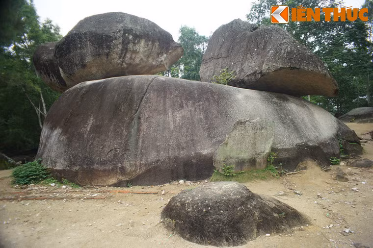 Đây là một cụm gồm ba tảng đá xếp chồng lên nhau một cách khéo léo giữa một bãi đá lớn trên núi Trường Lệ, một dãy núi nằm sát biển ở phía Nam thị xã Sầm Sơn.