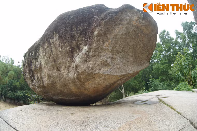 Nhưng nàng quyết ở lại với người chồng dưới trần thế, khiến Ngọc Hoàng tức giận, sai Thiên Lôi xuống hỏi tội.