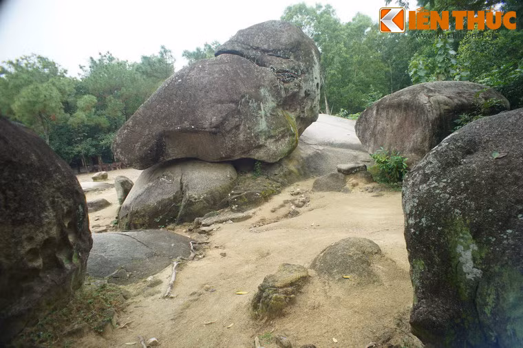 Theo đó, một lần, một chàng trai đánh cá làng Trường Lệ tình cờ cứu sống một cô gái bị sóng biển xô vào bờ, hai người yêu nhau, rồi kết làm vợ chồng.