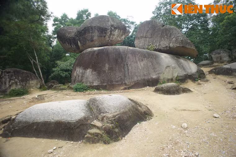 Với tình yêu chung thuỷ, đôi vợ chồng trẻ đã biến thành đá để được vĩnh viễn bên nhau. Hòn đá lớn là người chồng, hòn đá nhỏ hơn là người vợ.