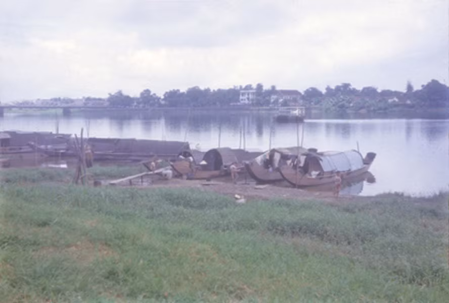 Sông Hương với cầu Trường Tiền ở phía trái.