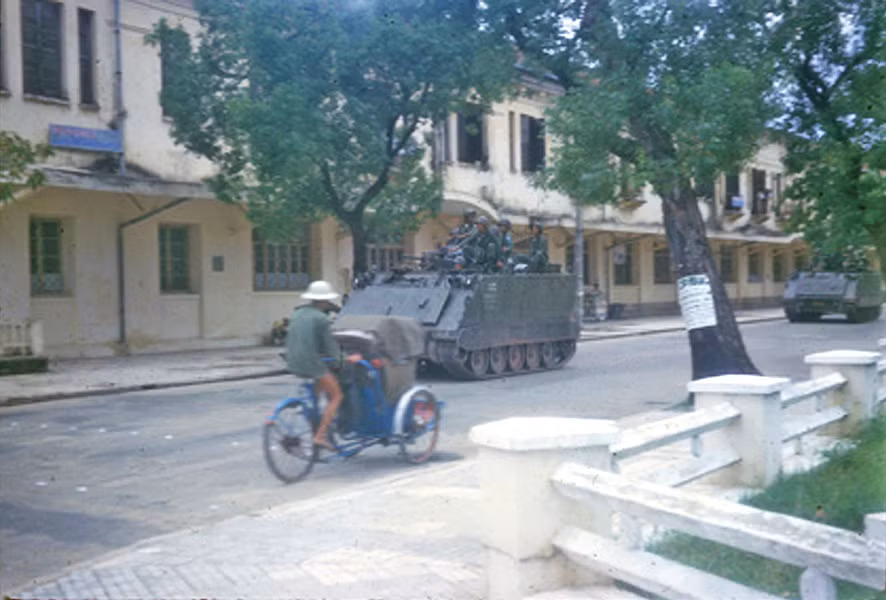 Xe thiết giáp của quân đội Sài Gòn tuần tra trên đường phố.