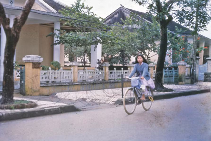 Thiếu nữ Huế đạp xe trên con phố vắng.