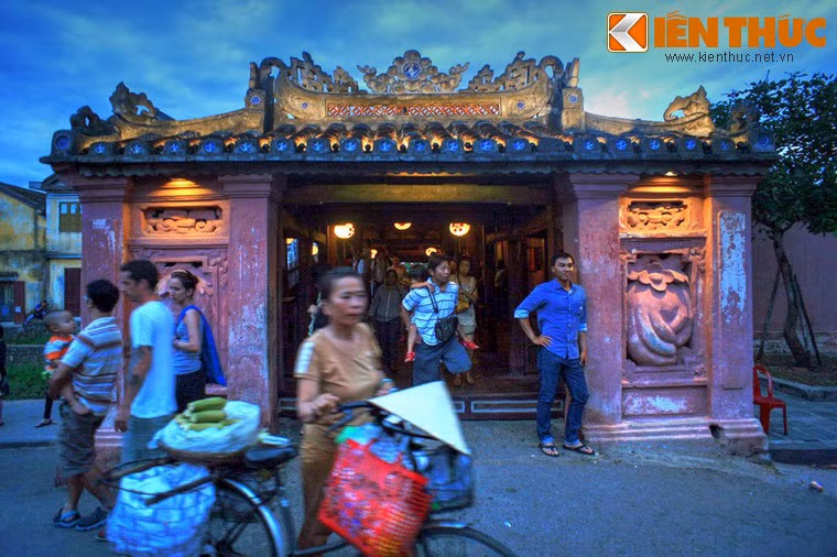 Theo truyền thuyết của người Nhật Bản, ngôi chùa được coi như là một thanh kiếm đâm xuống lưng con quái vật Mamazu, khiến nó không quẫy đuôi, gây ra những trận động đất.