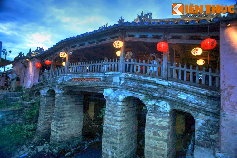 Năm 1653, người ta dựng thêm phần chùa, nối liền vào lan can phía Bắc, nhô ra giữa cầu, từ đó người địa phương gọi là Chùa Cầu. Năm 1719, chúa Nguyễn Phúc Chu thăm Hội An, đặt tên cho chiếc cầu là Lai Viễn Kiều, với ý nghĩa là "Cầu đón khách phương xa".