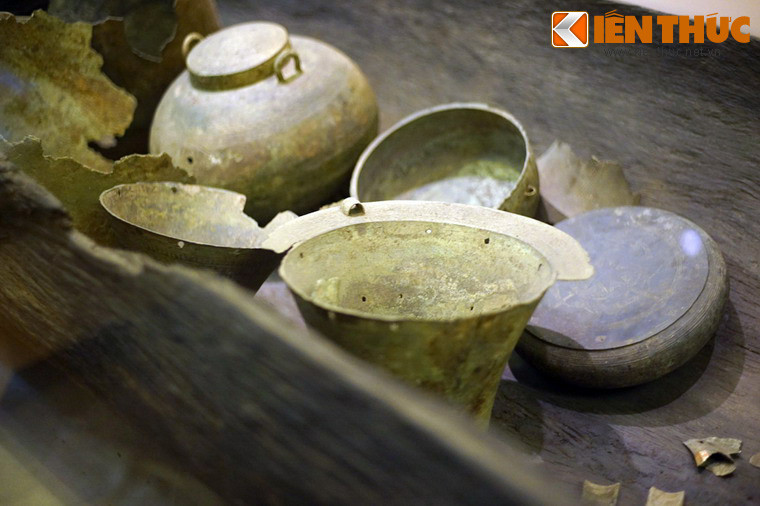 Ở Việt Nam, theo các nhà nghiên cứu, tục hỏa táng đã có từ thời xa xưa. Căn cứ vào khảo cổ học, tục lệ này có thể đã có từ thời Hùng Vương, thể hiện qua những mảnh thi thể cháy xém, cùng những vật dụng cháy dở khác nằm trong trống đồng, thạp đồng.