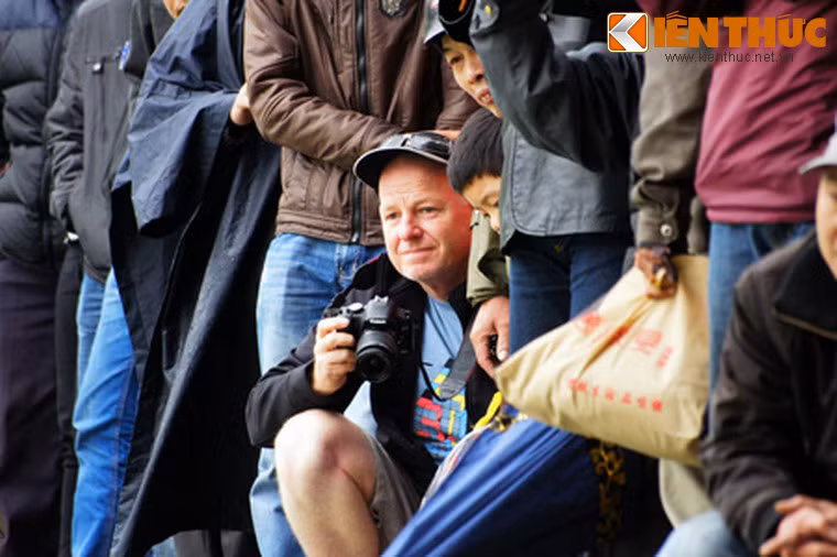 Khách Tây cũng háo hức không kém người Việt.