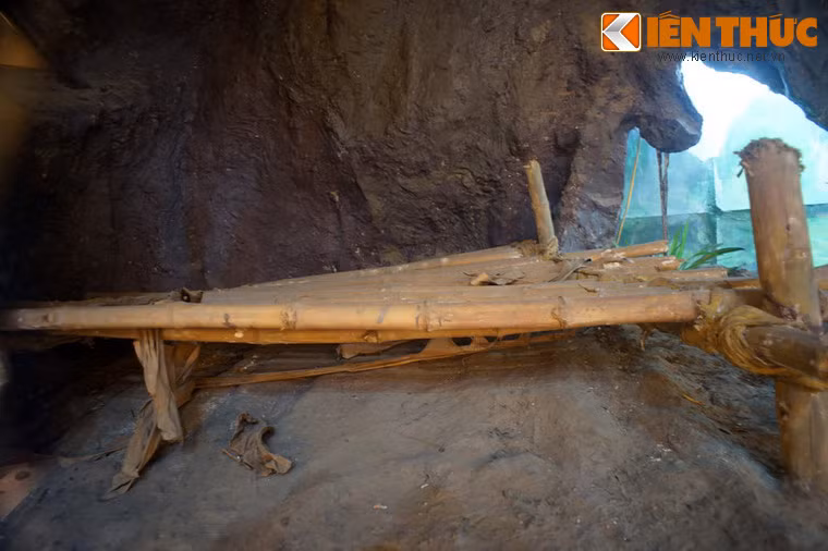 Với sự trợ giúp của các công cụ bằng đá, cư dân tiền sử thời kỳ này đã có thể chế tạo các vật dụng thô sơ bằng gỗ, tre.