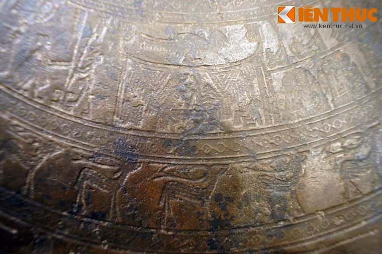 Trống còn khá nguyên vẹn, có hình dáng cân đối, đường kính 79 cm, cao 63 cm. Nét đặc sắc nhất của trống đồng Ngọc Lũ I là hệ thống hoa văn hết sức phong phú, được chia làm hai loại là hoa văn hình học và hoa văn người, động vật và đồ vật.