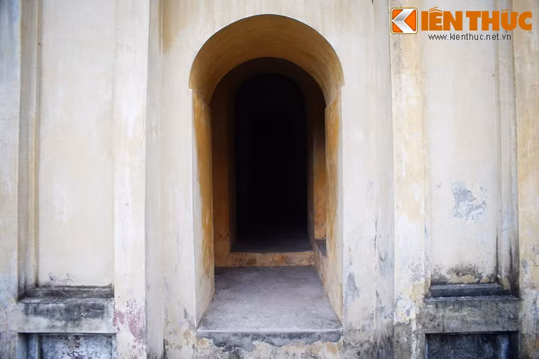 Hai phòng đầu hồi có hai cửa ra vào ở mặt trước tòa lầu.