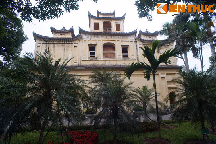 Tòa nhà này được xây ở phía Bắc hành cung với mục đích trấn giữ, tạo sự yên bình (theo phong thuỷ) nên còn được gọi là Lầu Tĩnh Bắc hay Hậu Lâu (lầu phía sau). Lầu còn được gọi là lầu Công chúa do đây là nơi nghỉ ngơi của các cung tần mỹ nữ trong đoàn hộ tống vua Nguyễn ra ngự giá Bắc Thành.