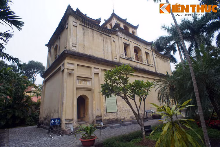 Về tổng thể, Hậu Lâu là tòa lầu gồm ba tầng. Tầng dưới cùng được xây theo dạng hình hộp với ba phòng tách biệt.