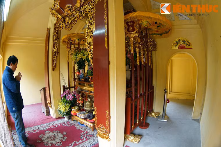 Tầng lầu thứ hai cũng được chia làm ba phòng nhưng ngược lại với tầng một, phòng giữa ở đây lại thoáng đãng nhất với 3 cửa chính ở mặt trước tòa lầu. Hai phòng bên của tầng hai cũng thoáng đãng hơn hai phòng bên của tầng một do có cửa lớn mở ra hai hướng Đông – Tây. Phía sau phòng giữa là cầu thang dẫn lên tầng lầu thứ ba.