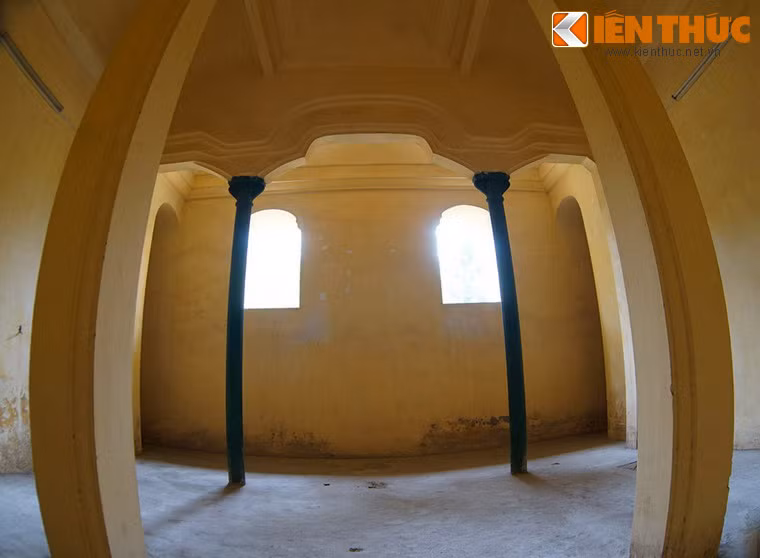 Phòng giữa không có cửa ra vào và lấy ánh sáng tự nhiên từ hai cửa sổ cuốn vòm ở mặt sau của tòa lầu.