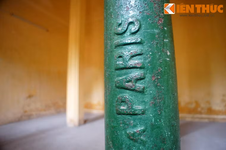 Nét đặc trưng nhất của kiến trúc Pháp ở Hậu Lâu là độ dày của các bức tường, khiến các phòng luôn mát mẻ vào mùa hè và ấm áp vào mùa đông. Một số chi tiết kiến trúc công trình này được nhập khẩu trực tiếp từ Pháp.