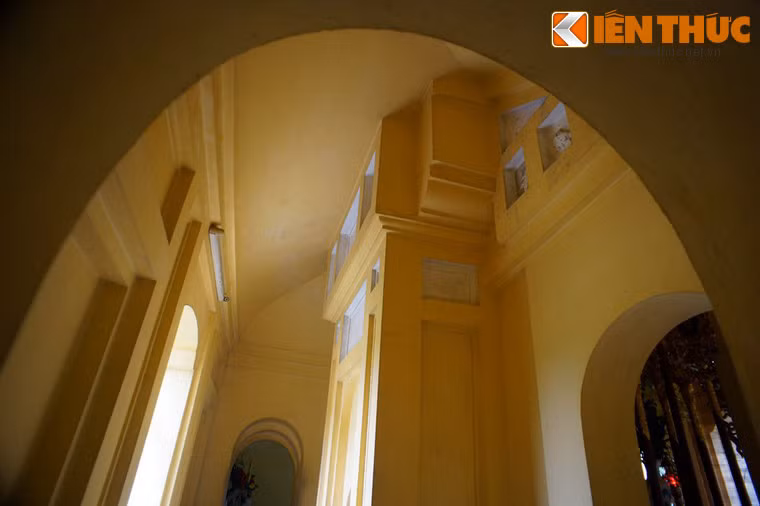 Trong khi đó, phong cách kiến trúc cung đình Việt Nam được thể hiện ở kiến trúc tòa lầu và nhiều bức phù điêu đắp nổi trên tường, miêu tả các loại nhạc cụ, đỉnh đồng, rồng, phượng và bốn loại cây đại diện cho bốn mùa trong năm.