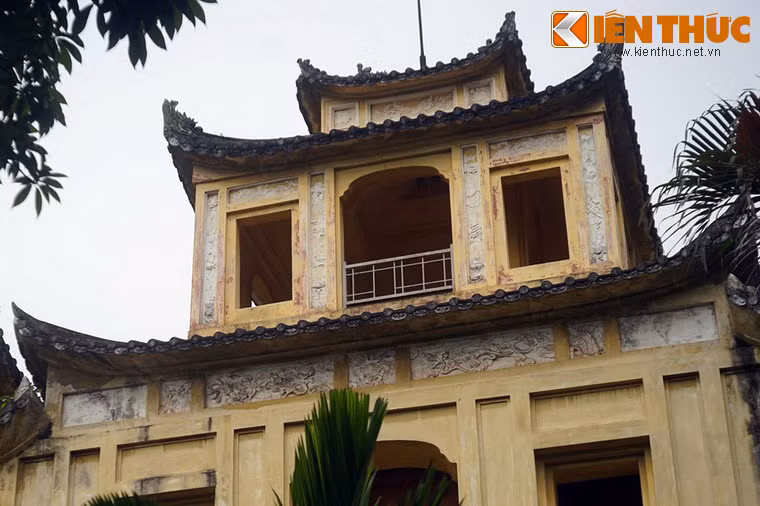 Tầng lầu thứ ba chỉ có một phòng mở 9 cửa ra ba hướng (Đông – Tây – Nam). Đây là nơi lý tưởng để thưởng ngoạn phong cảnh. Tầng lầu này có kiến trúc hai tầng tám mái theo kiến trúc mái hoàng cung với hình tượng đầu rồng trang trí ở góc cong.