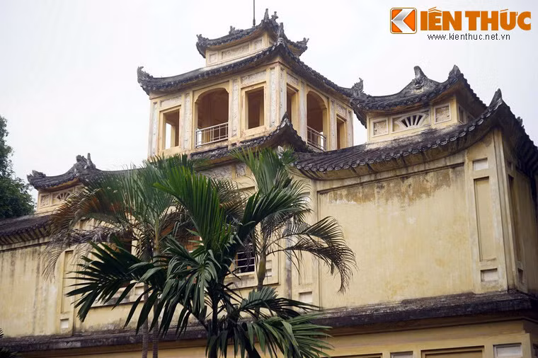 Thời kỳ Pháp bắn phá Thành Hà Nội, Hậu Lâu đã bị đổ nát, sau đó được người Pháp dựng lại để làm nơi đóng quân của quân đội Pháp. Do vậy, kiến trúc Hậu Lâu hiện nay là sự hòa trộn giữa kiến trúc cung đình Việt Nam và kiến trúc Pháp thế kỷ 18.