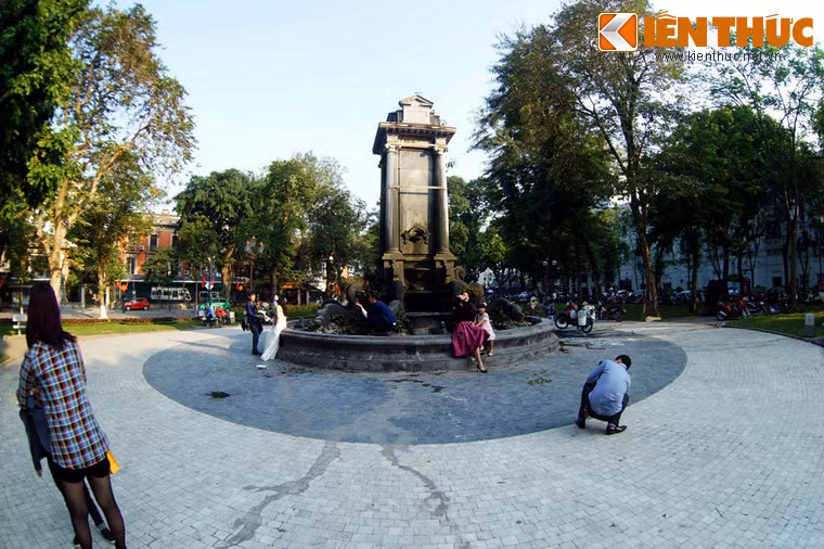 Thời Pháp thuộc, vườn hoa Diên Hồng có tên là quảng trường Chavassieux. Năm 1901, chính quyền thuộc địa cho xây dựng ở giữa vườn hoa một đài phun nước bề thế.