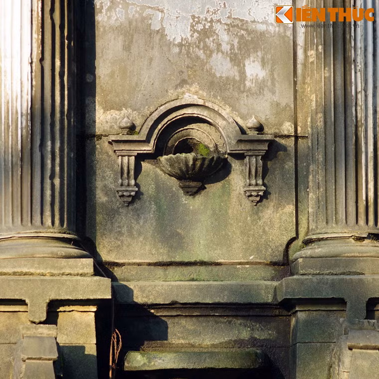 Nét phương Tây thể hiện ở cấu trúc đài phun nước quen thuộc ở châu Âu với các họa tiết trang trí cổ điển.