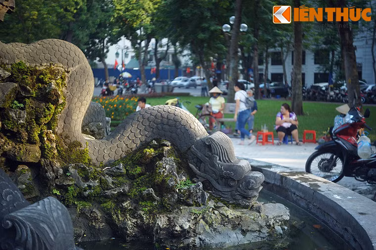 Vào đầu thế kỷ 20, vườn hoa Con Cóc là nơi diễn ra một sự kiện được người Hà Nội chú ý, đó là vợ chồng vua hề Sác-lô đến hưởng tuần trăng mật tại Khách sạn Metropole cạnh vườn hoa..