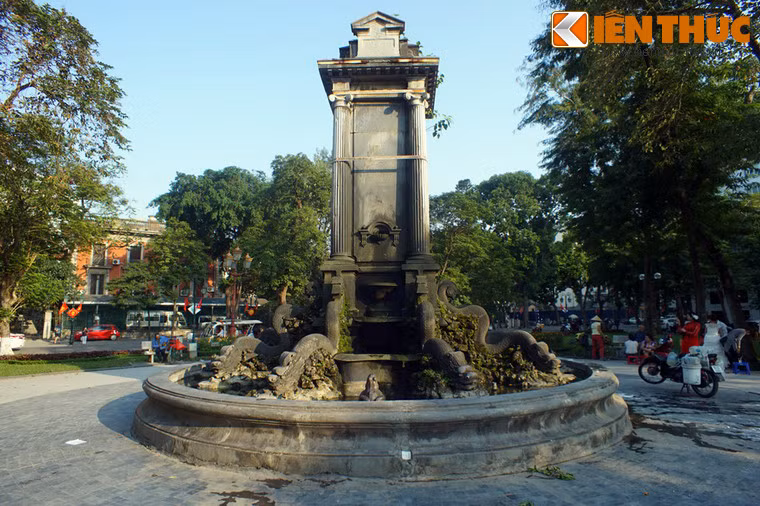 Công trình gồm một một bể chứa nước nước hình tròn đường kính khoảng 4m, có một trụ đá to hình vuông, cao khoảng 5m ở giữa.