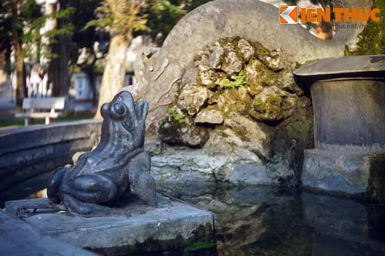 Xung quanh bồn nước còn có 4 con cóc bằng đồng được tạo hình sinh động phun nước lên trụ đá. Vì vậy hình tượng này mà vườn hoa được người Hà Nội gọi là vườn hoa Con Cóc.