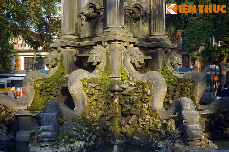 Nét Á Đông thể hiện ở hình tượng 8 con rồng chầu hướng về 4 hướng ở chân trụ đá.