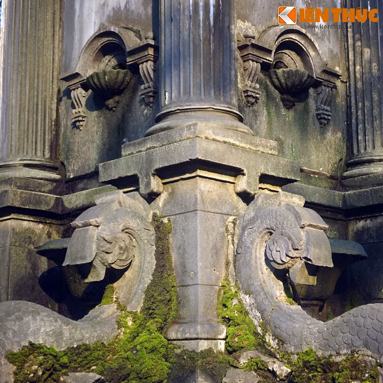 Trong thập niên 1980 - 1990, chính quyền thành phố từng có dự định phá đài phun nước cổ ở vườn hoa Con Cóc để xây dựng biểu tượng mới. Trước sự phản đối của giới kiến trúc, công trình đã được giữ lại.