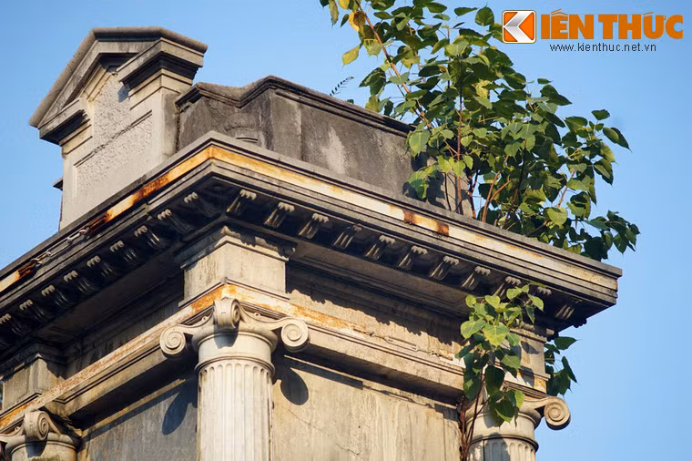 Trên đỉnh trụ đá hình vuông có chứa tiểu sành đựng di hài của Léon Jean Laurent Chavassieux (1848 - 1895), vị quan cai trị của Pháp ở Đông Dương.