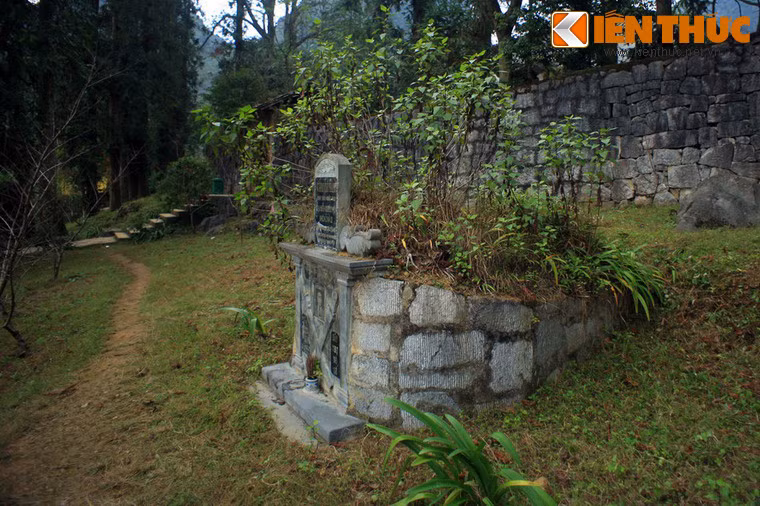 Cạnh lối vào khu dinh thự Vua Mèo nổi tiếng ở cao nguyên đá Đồng Văn có một ngôi mộ được xây cất bằng đá theo lối cổ của người H'Mông trong vùng.