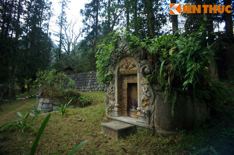 Cạnh mộ Vua Mèo Vương Chí Sình có mộ người vợ thứ ba của ông là bà Trương Mỹ Thuận.