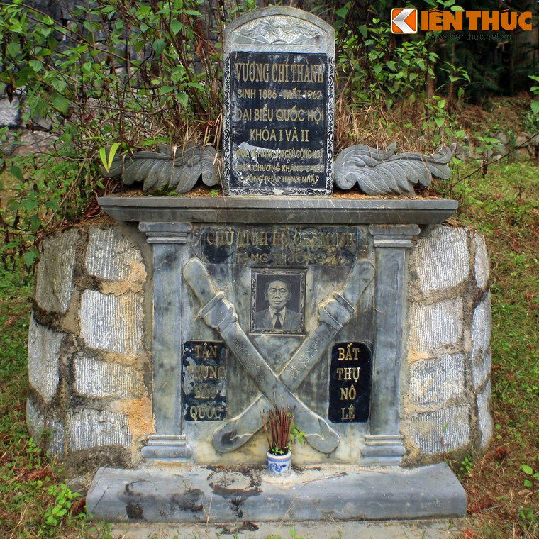 Bia mộ Vua Mèo ghi tên ông là Vương Chí Thành cùng chức danh Đại biểu quốc hội khóa I và II nước VNDCCH. Đây là tên Bác Hồ gọi Vương Chí Sình sau khi kết nghĩa anh em với ông. Mộ phần còn có dòng chữ “Tận trung báo quốc, bất thụ nô lệ”. Dòng chữ này từng được khắc trên thanh gươm Bác Hồ tặng cho Vua Mèo.