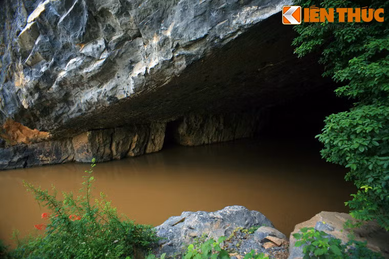 Từ sông Son, du khách phải đi thuyền hơn 30 phút để tới cửa động. Chỉ cần qua vòm cửa này, sự ngột ngạt của khí hậu nhiệt đới sẽ biến mất, thay vào đó là sự mát mẻ thấm đẫm da thịt.