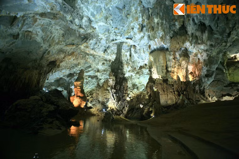 Đây là loại hình động nước chảy ngầm trong lòng núi với nhiều thạch nhũ đặc trưng.