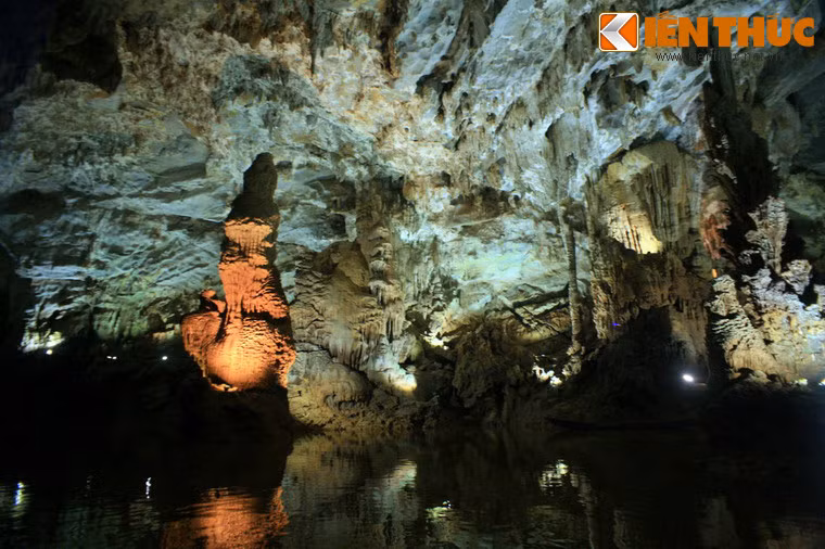 Càng vào sâu trong hang, ánh sáng mặt trời càng nhạt dần rồi mất hẳn, một thế kỳ thú sẽ hiện ra trước mắt...