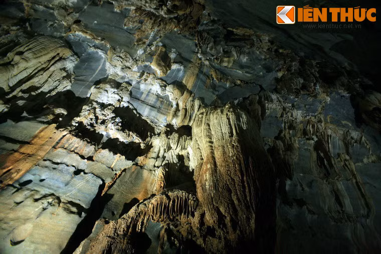 Dạng địa hình chính của Phong Nha - Kẻ Bàng là núi đá vôi và núi đất, độ cao trung bình 600 mét, thành hẹp, vách đứng. Động Phong Nha nằm ở phần Đông Nam khối núi đá vôi Kẻ Bàng trong một vùng đá vôi bị phong hóa mạnh, diện tích khoảng 10.000 km2, kéo dài 200 km trên phía bắc dãy Trường Sơn, thông cả sang Lào.