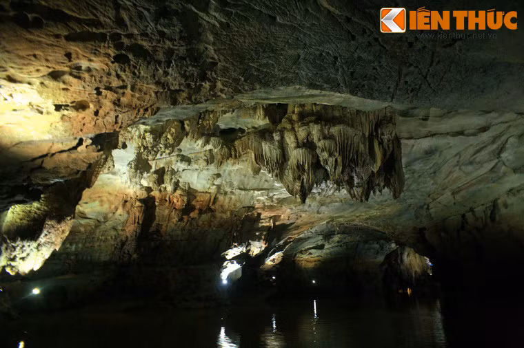 Ở khối núi đá vôi này có hiện tượng nước chảy ngầm. Dòng chảy trên mặt có thể nhìn thấy là các con sông Son, Troóc, Chày, Rào Thương bắt nguồn từ các con suối nhỏ, đến hang Én thì suối lớn chảy ngầm vào lòng núi đá vôi để tạo thành các hang động.