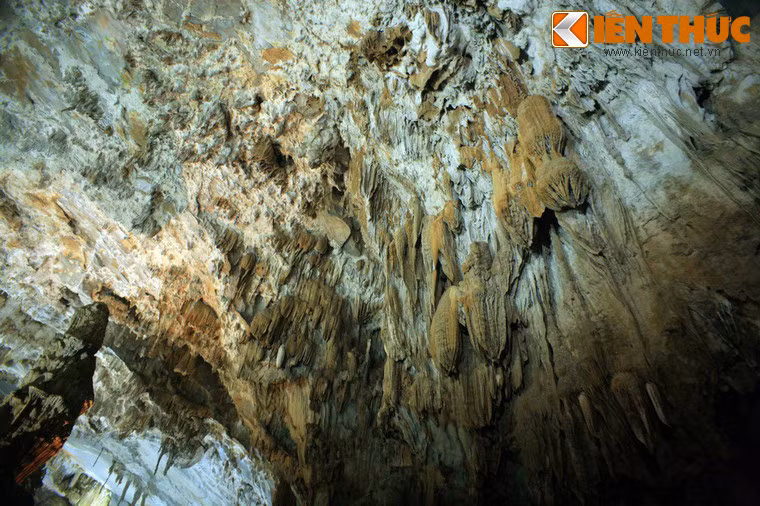 Hang động này đã được Hiệp hội Hoàng gia Anh bình chọn là một trong những hang động đẹp nhất thế giới với 7 tiêu chí: Hang động có cửa hang cao và rộng; có bãi cát, bãi đá ngầm đẹp nhất; có sông ngầm đẹp nhất; có hệ thống thạch nhũ kỳ ảo và tráng lệ nhất; có các hang khô cao và rộng; có Hồ nước ngầm sâu và đẹp; hang có nước dài nhất.