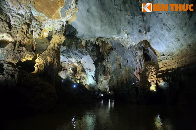 So với các hang động khác ở Phong Nha - Kẻ Bàng, cái "thú" của động Phong Nha là du khách có thể nhàn tản trên thuyền để cảm nhận vẻ đẹp của tạo hóa, thay vì phải cuốc bộ hay leo núi những chặng dài.