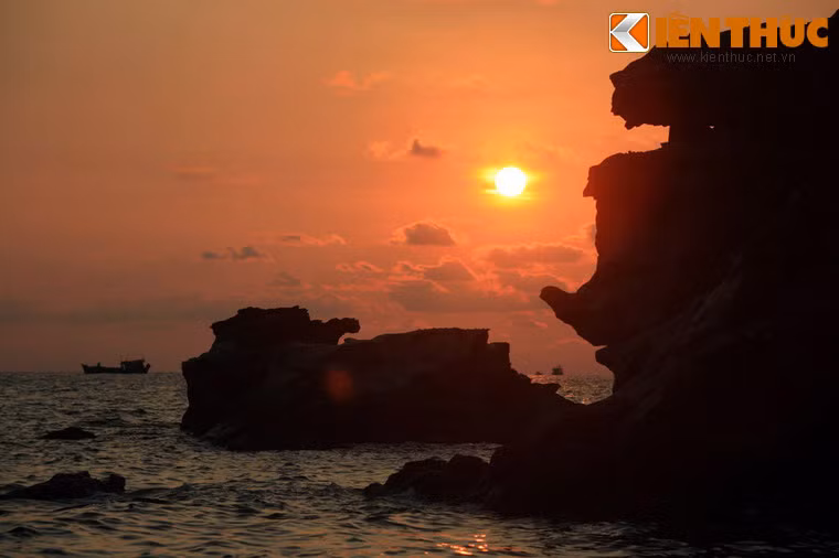 Ánh hoàng hôn khiến ghềnh đá ở Dinh Cậu nhuốm vẻ huyền bí.