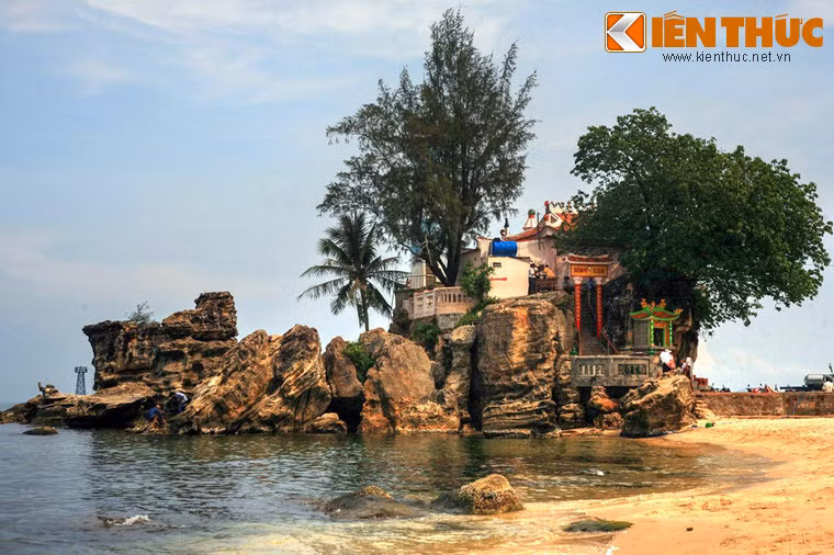 Công trình nằm trên đỉnh của một ghềnh đá tự nhiên vươn ra biển khơi.