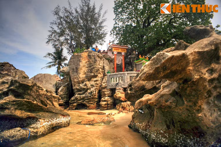 Với vị trí đặc biệt không nơi nào có được, Dinh Câu được xem như là một biểu tượng đặc trưng của đảo Phú Quốc.